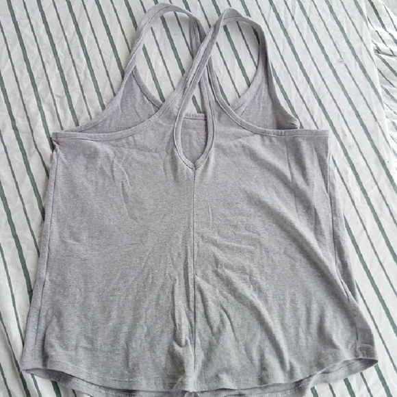 Womans XS Under Armour Gray Tank Top with Red and Blue Logo - Picture 4 of 4